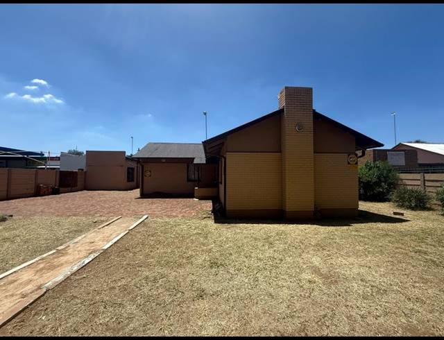 7 BEDROOM HOUSE FOR SALE IN VANDERBIJLPARK CE 2